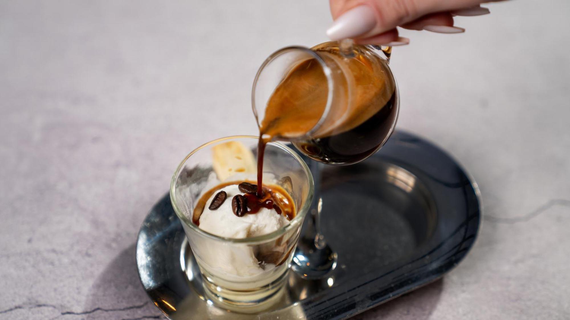 The Abdali Boulevard Hotel Amán Exterior foto Preparation of an affogato