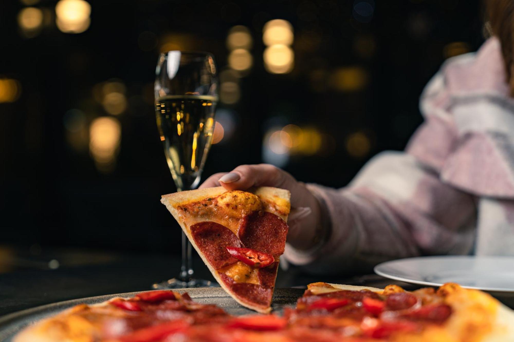 The Abdali Boulevard Hotel Amán Exterior foto A slice of pizza