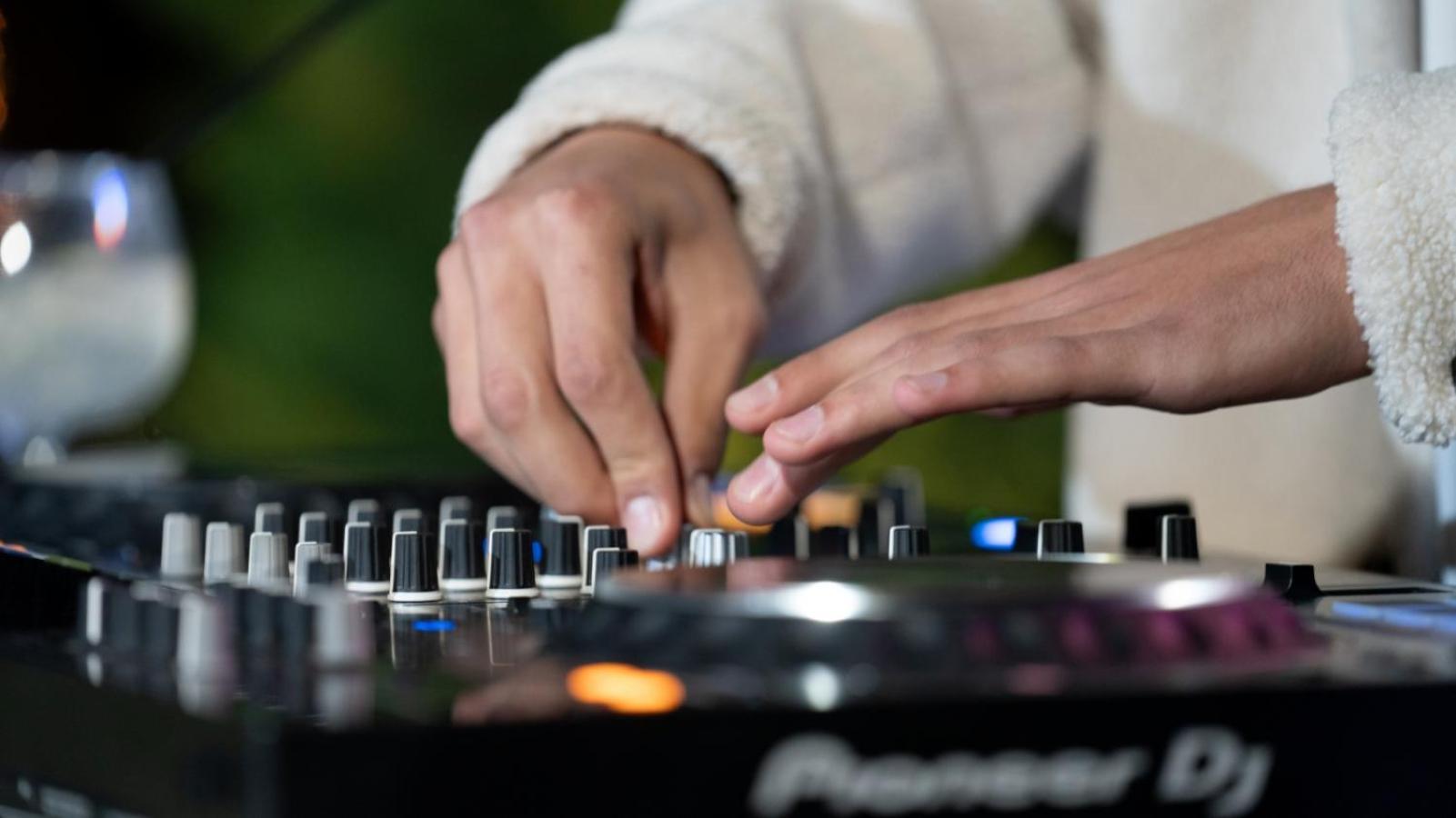 The Abdali Boulevard Hotel Amán Exterior foto A DJ using a CDJ-2000