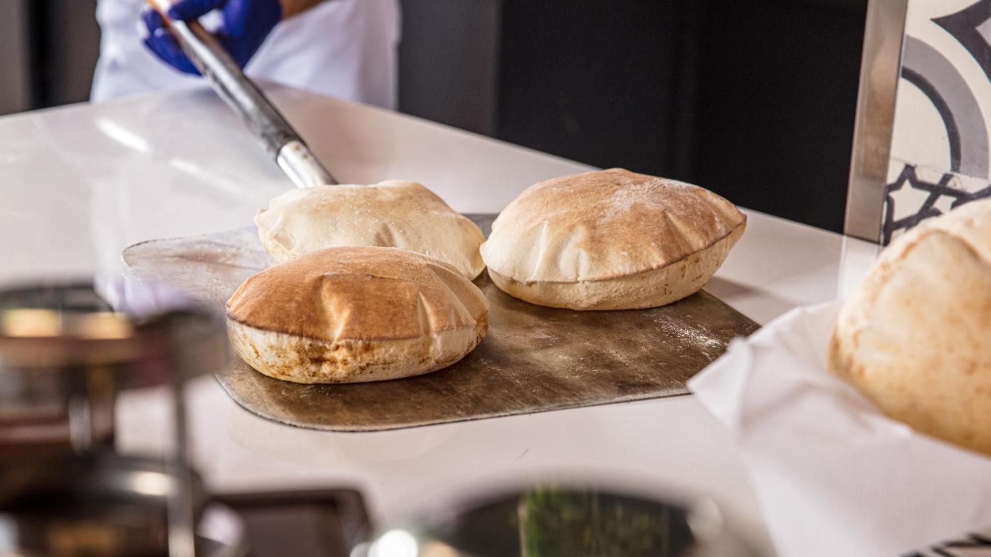 The Abdali Boulevard Hotel Amán Exterior foto Pita bread