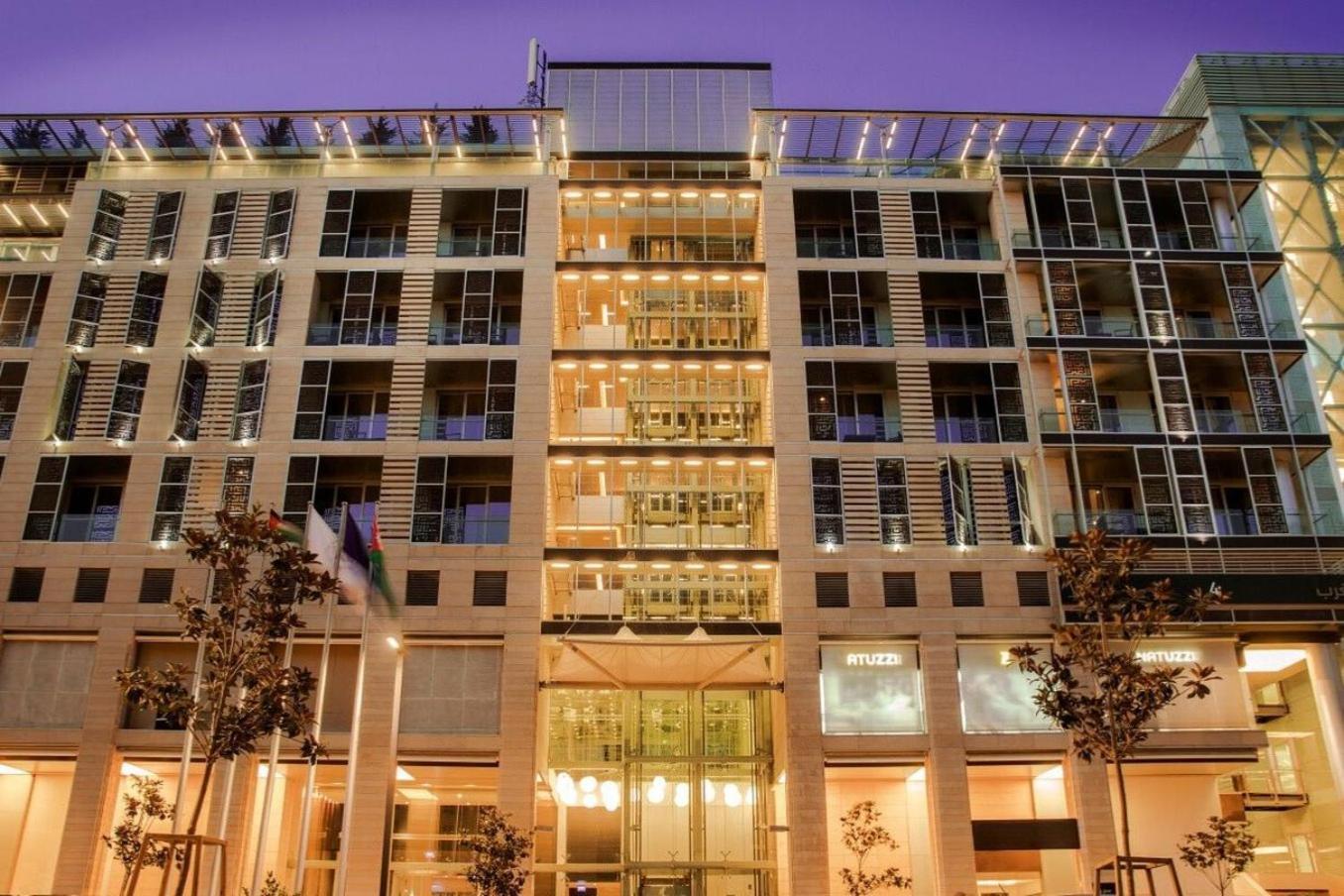The Abdali Boulevard Hotel Amán Exterior foto The hotel at night