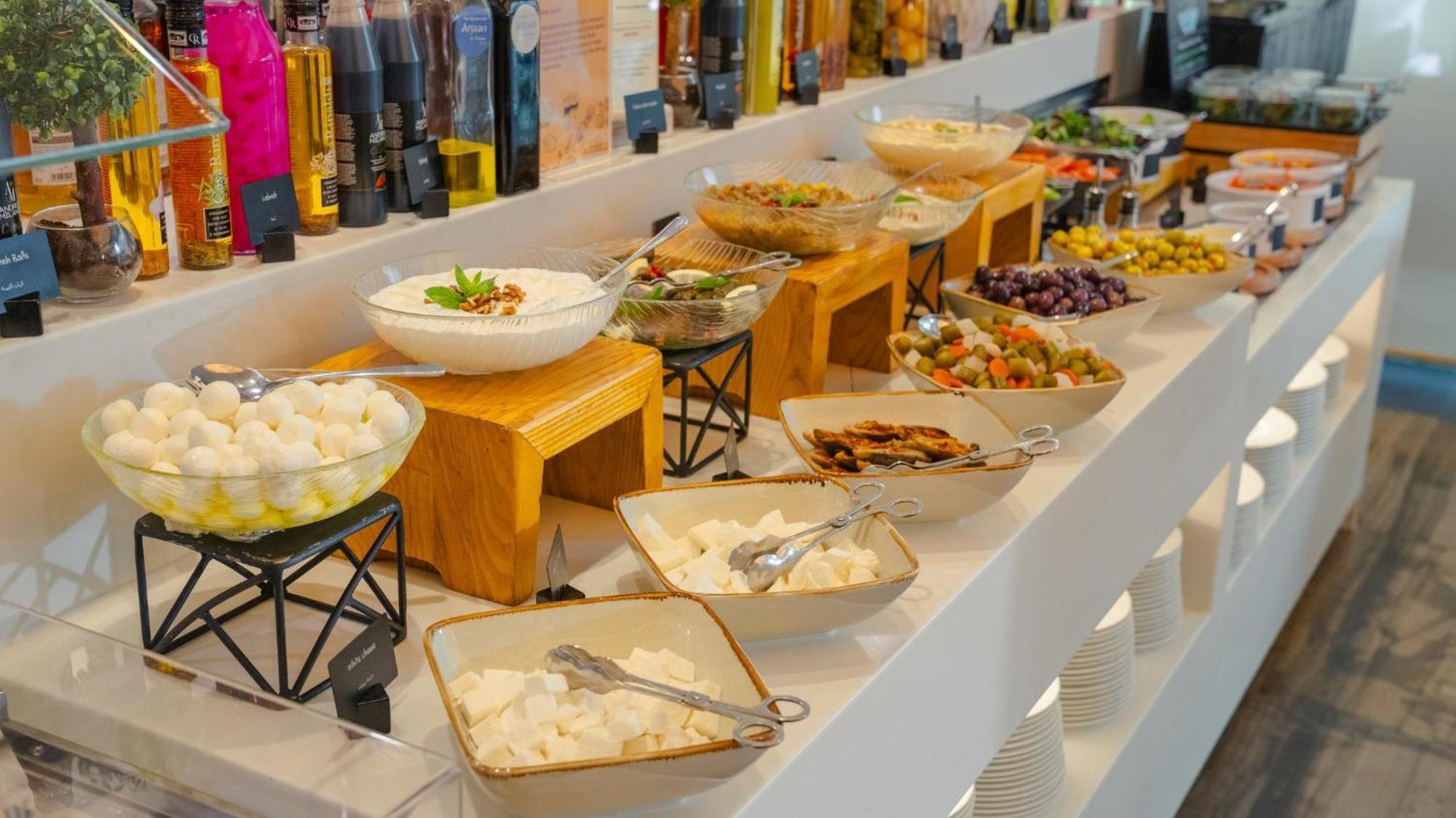 The Abdali Boulevard Hotel Amán Exterior foto A selection of Greek meze