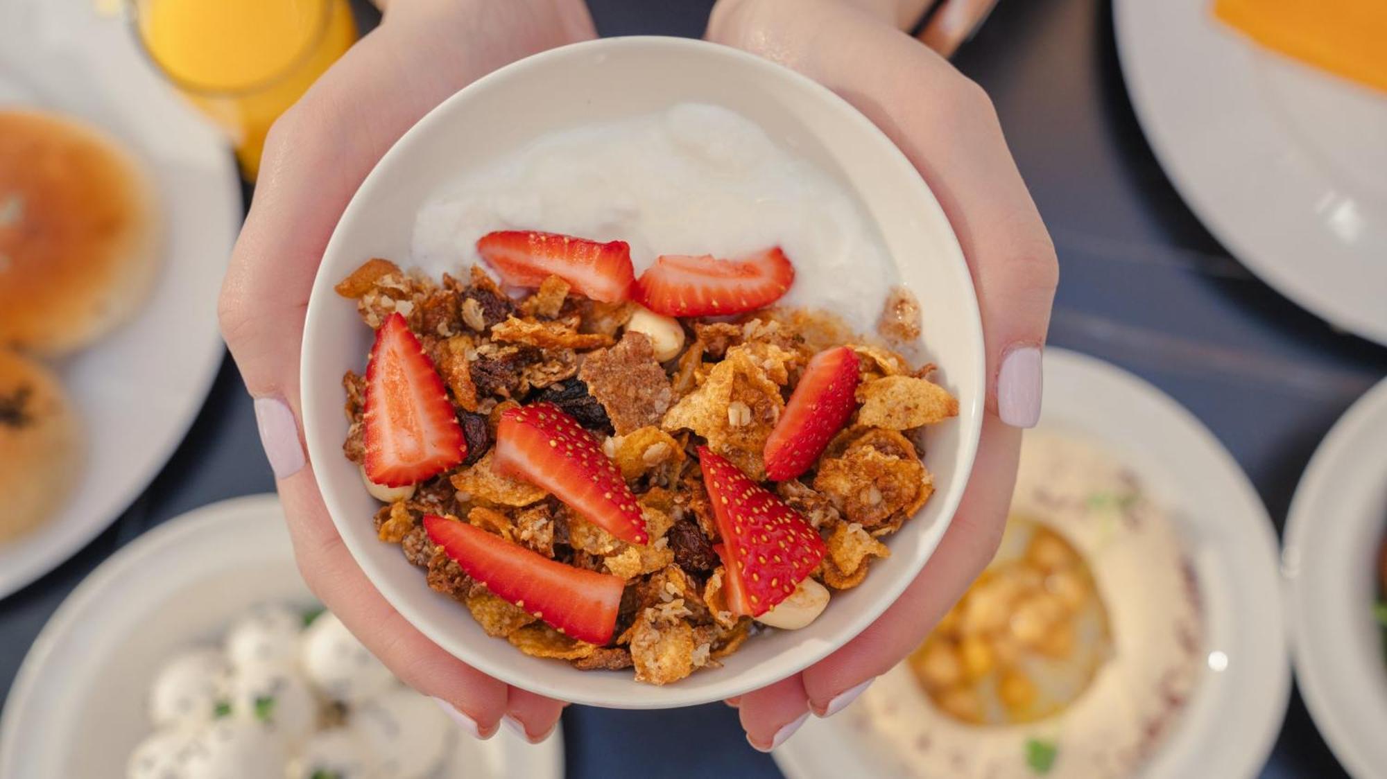 The Abdali Boulevard Hotel Amán Exterior foto A bowl of granola with strawberries